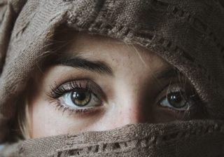 عيني شكت يوم جاني سحرها