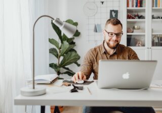 استراتيجيات تسويق الذات في سوق العمل