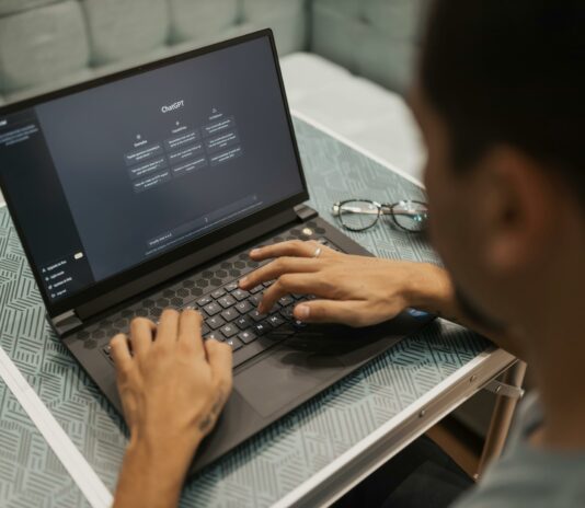 شركات الذكاء الاصطناعي ستكون مضطرة إلى إبلاغ الحكومة عن مشاريعها الجديدة