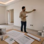 مهندس يقيس جداراً لحساب كمية الدهانات المطلوبة للمبنى